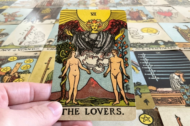 ココナラでタロットが当たる占い師がカードを展開している様子