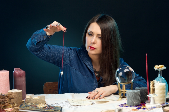 ペンデュラム占いがよく当たると言われてる女性