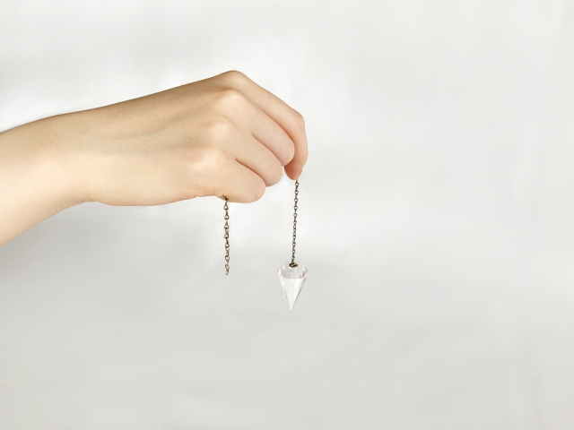 ペンデュラム占いの当たる確率を上げるために静かな場所で占うイメージ画像